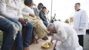 CAS02 CASTELNUOVO DI PORTO (ITALIA) 25/03/2016.- Fotografía facilitada hoy, 25 de marzo de 2016, que muestra al papa que besa los pies de un refugiado durante la ceremonia que rememora la última cena en el centro de refugiados Casterlnuovo di Porto en Roma (Italia) ayer, 24 de marzo de 2016. EFE/Osservatore Romano / Handout SÓLO USO EDITORIAL/PROHIBIDA SU VENTA ITALIA PAPA